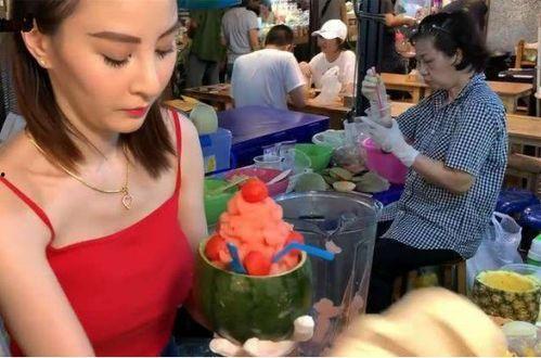 模仿大妈吃瓜视频,笑料百出，揭秘网络热传视频背后的故事