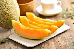 美女吃冰糖哈密瓜视频,美女品尝哈密瓜，冰糖增香美颜佳