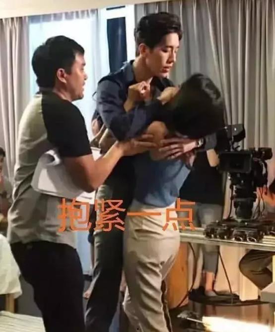 民警抓人吃瓜群众视频真实,吃瓜群众围观，一幕真实上演