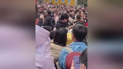 男的把手自拍吃瓜视频,意外走红网络