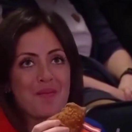 小姐姐吃刺角瓜视频,小姐姐挑战美味新食尚