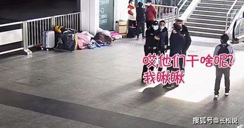 嫌疑人看热闹吃瓜视频,揭秘嫌疑人看热闹背后的心理动机