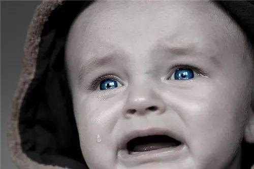 吃瓜边吃边哭的视频素材,边吃瓜边哭的感人瞬间