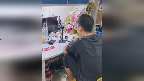 网吧男子吃瓜视频播放,揭秘网络热点的背后真相