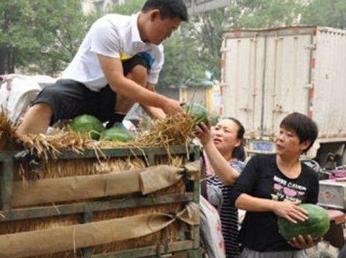 卖房子的销售吃瓜视频,一场吃瓜群众的围观盛宴